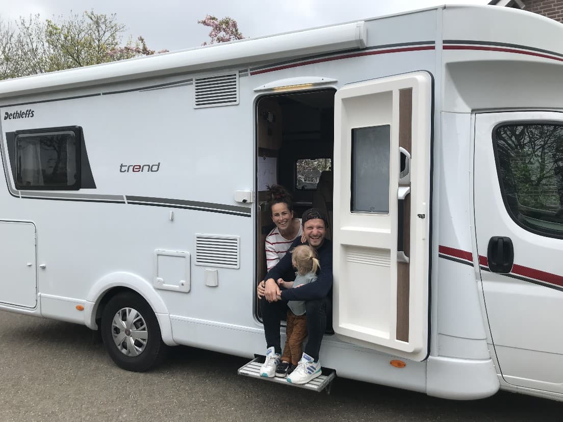 Bram, Elle, Marie in de camper van Van Acht